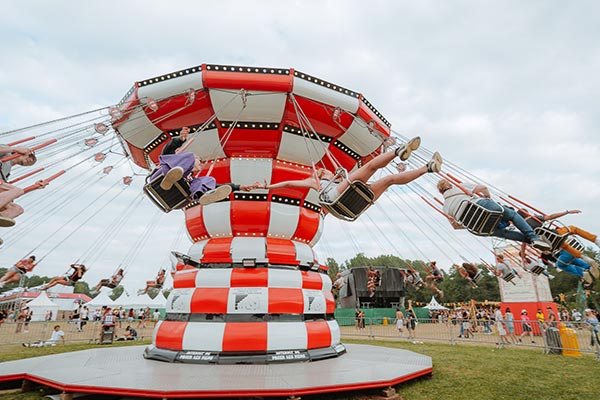 Chaises volantes au festival Garorock - Photo 1